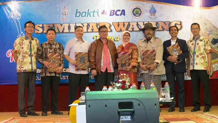 Jajaran petinggi BCA saat peluncuran buku wayang di Malang. (istimewa)