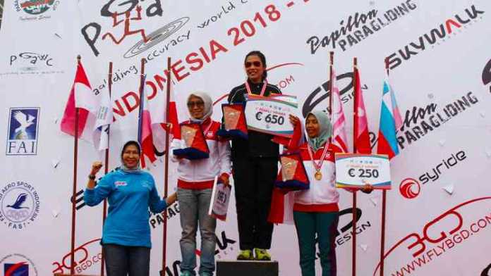 Wali Kota Batu Dewanti Rumpoko penyerahan trofi kategori ketepatan mendarat wanita PGAWC 2018 seri ketiga, Minggu sore (15/7). (Aziz Ramadani/MVoice)