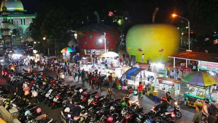PKL masih berjualan di zona steril Alun-alun Kota Batu, Rabu malam (25/7). (Aziz Ramadani/MVoice)