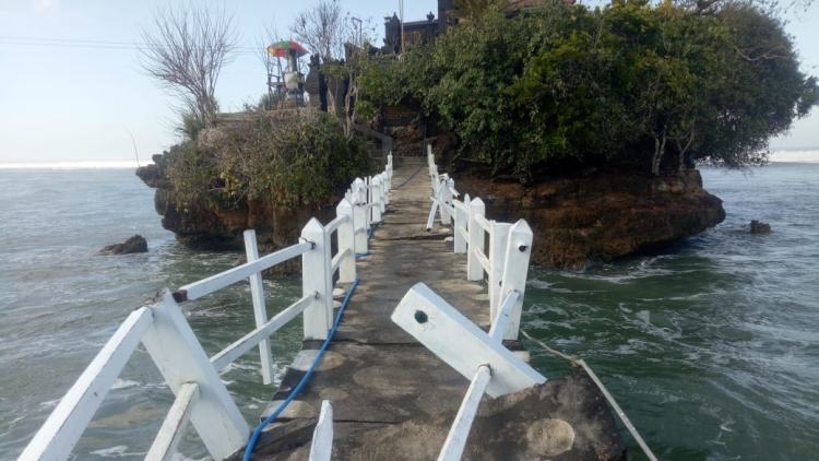 Jembatan Pura Ismoyo  Jati  di Balekambang Rusak Diterjang 