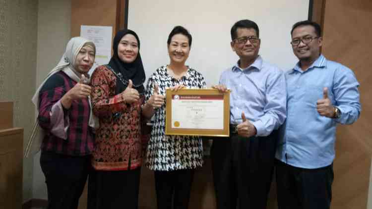 Direktur RSUD Kota Malang, dr. Rohanna (tengah) menerima sertifikasi akreditasi dari ketua eksekutif KARS, Dr. dr Sutoto. (Istimewa)