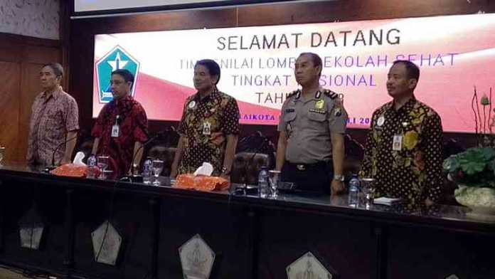 Sekretaris Daerah Kota Malang, Wasto beserta tim penilai LSS tingkat nasional. (Lisdya)