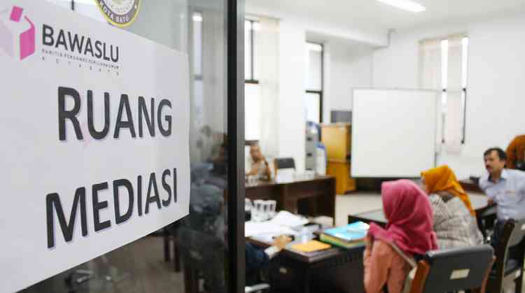 Proses mediasi pengajuan sengketa pendaftaran Bacaleg Hanura di kantor Panwaslu Kota Batu, Sabtu (28/7).(Aziz Ramadani/MVoice)