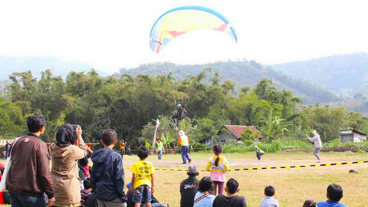 Landing paralayang Songgomaruto Kota Batu. (Aziz Ramadani/MVoice)