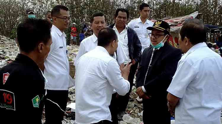 Plt Wali Kota Malang, Sutiaji saat melihat lokasi kejadian tanah longsor. (Lisdya Shelly)
