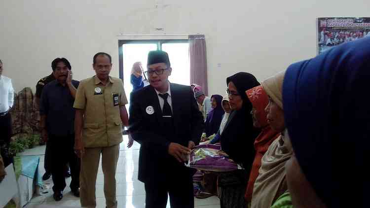 Plt Wali Kota Malang, Sutiaji, saat memberikan Rasda kepada masyarakat berpenghasilan rendah di Kantor Kelurahan Tasikmadu. (Lisdya)