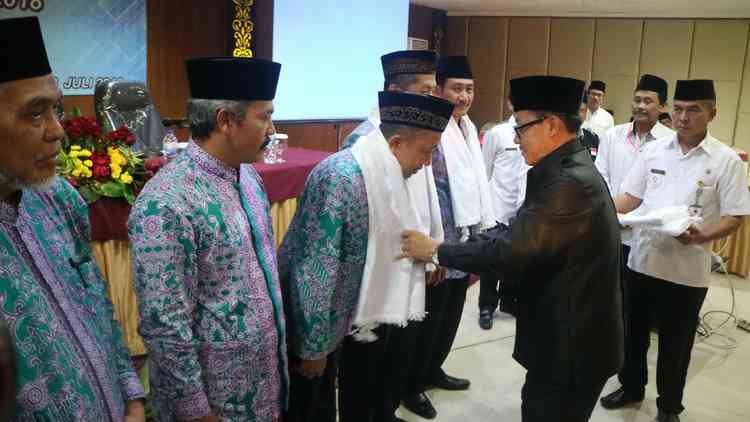 Plt Wali Kota Malang, Sutiaji saat memberikan syal kepada para jemaah.