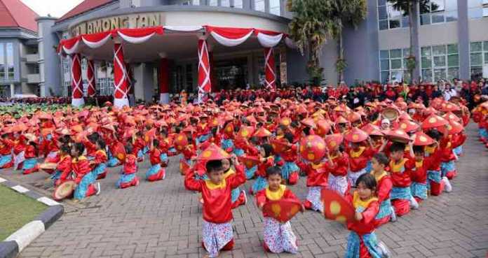 Ribuan pelajar Kota Batu beraksi dalam tarian berjudul Rampak Sumebyar di halaman Balai Kota Among Tani, Senin (23/7). (Humas Pemkot Batu)