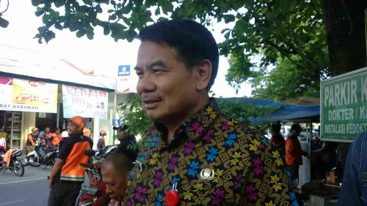 Sekretaris Daerah (Sekda) Kota Malang, Wasto saat menjenguk korban di KM RSSA Kota Malang. (Lisdya Shelly)