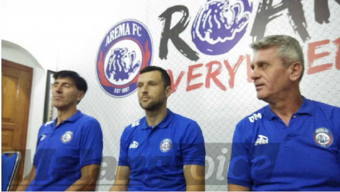 Tim pelatih Arema FC, Milan Petrovic (kiri), Branislav Radojcic (tengah), dan Dusan Momcilovic (kanan).