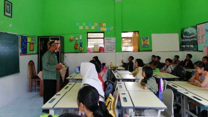 Suasana belajar Sedinten Bahasa Jawa Kelas 6 SDN Punten 1 Kota Batu, Kamis Suasana belajar Sedinten Bahasa Jawa Kelas 6 SDN Punten 1 Kota Batu, Kamis (9/8). (Aziz Ramadani/MVoice)