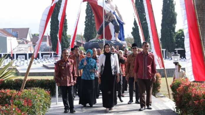 Wali Kota Batu Dewanti Rumpoko dan Forpimda usai ziarah dan tabur bunga di TMP Suropati Kota Batu