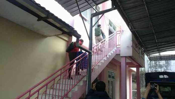 Petugas KPK memasuki ruangan bhayangkari Polresta Malang. (Lisdya)