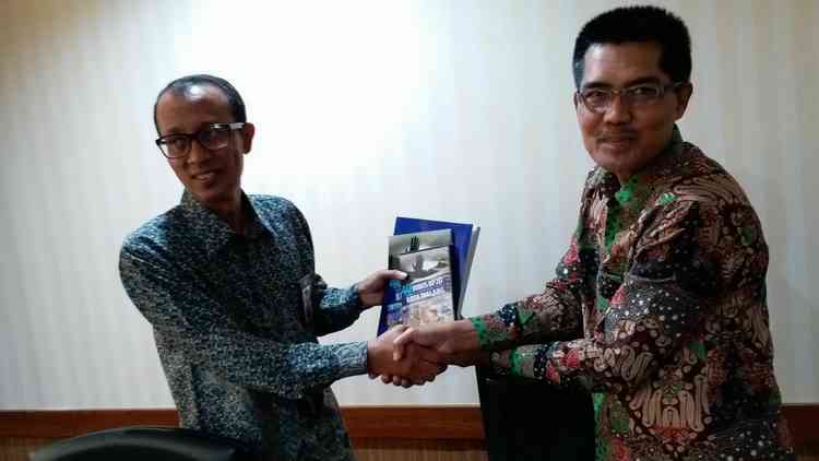Perwakilan BP2D Kota Malang (kanan) secara simbolis menyerahkan buku dan video ’40 Jurus BP2D’ kepada Analis Keuangan Pusat dan Daerah DJPK Kemenkeu yang juga Ketua Pelaksana Kegiatan, Agus Krisharto. (Istimewa)