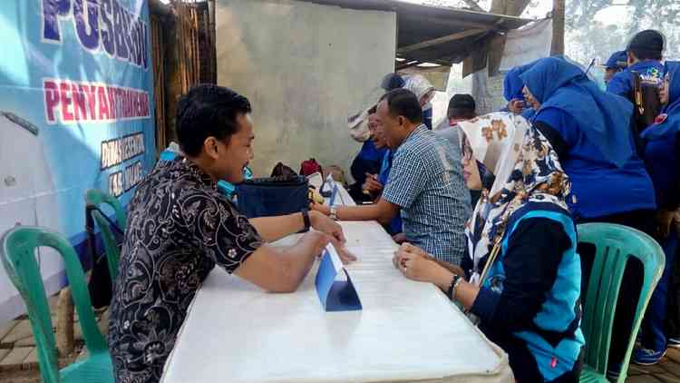 Petugas Posbindu PTM melakukan pemeriksaan kepada masyarakat, Rabu (1/8). Agus Safarudin