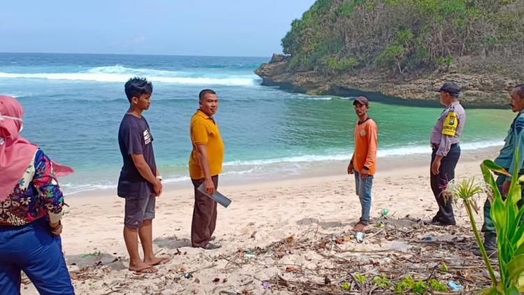 Dua Mahasiswa Unair Tewas Terseret Ombak Pantai Bantol