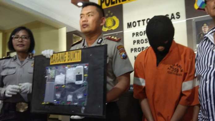 Kapolres Malang Kota AKBP Asfuri menunjukkan barang bukti hasil tangkapan pelaku narkoba. (deny rahmawan)