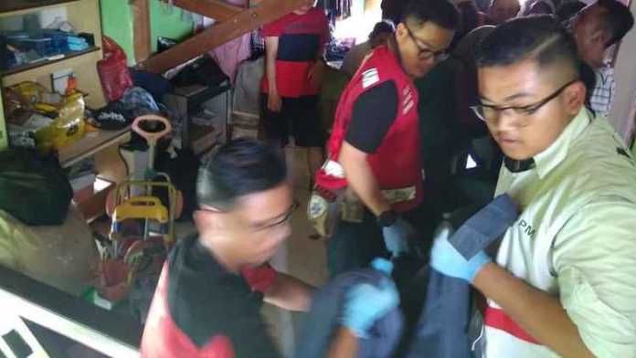 Kondisi saat evakuasi korban di rumahnya. (istimewa)