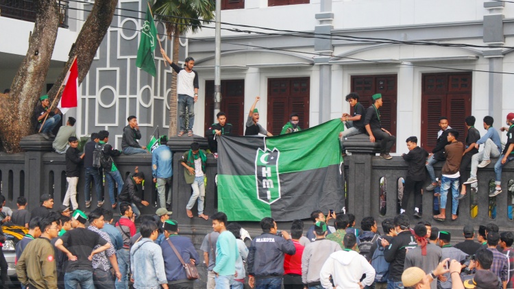 Kecewa Tak Ditemui Dewan, Mahasiswa Panjat Pagar DPRD Kota Malang