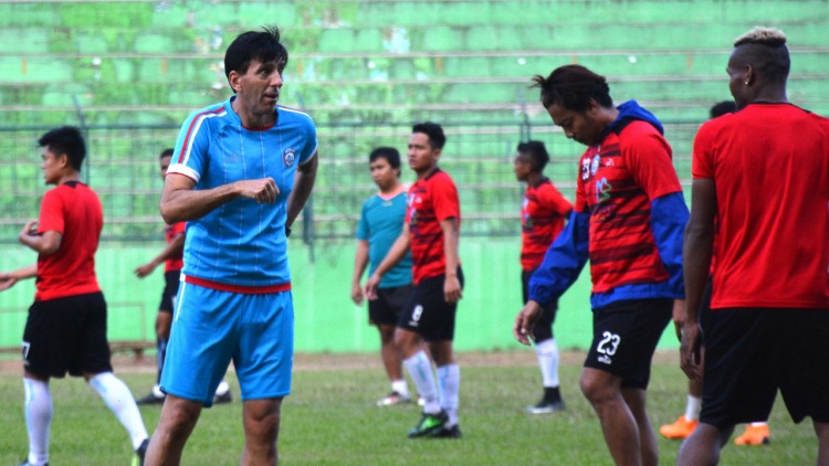 Boyong 21 Pemain ke Bandung, Pelatih Arema FC Siapkan Plan Khusus