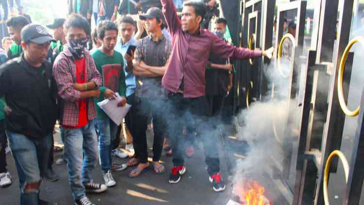 Massa mengatasnamakan Aliansi Kader HMI Cabang Malang Raya unjuk rasa di depan gedung DPRD Kota Malang, Jumat (14/9). (Aziz Ramadani/MVoice)