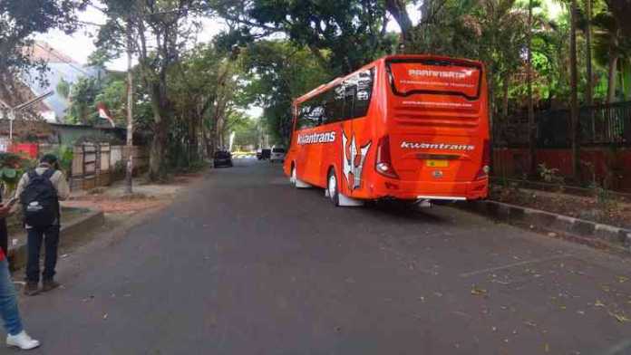 Bus yang membawa rombongan 22 anggota DPRD Kota Malang memenuhi panggilan KPK. (istimewa)