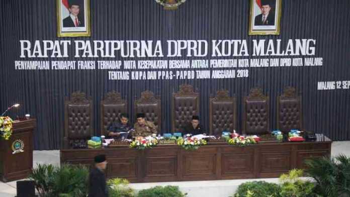 Wakil Ketua DPRD Kota Malang Abdurrochman memimpin paripurna di gedung DPRD Kota Malang. (Aziz Ramadani/MVoice)