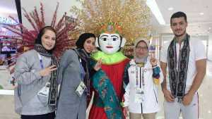 Volunteer Asian Games, Julieta bersama atlit Iran.