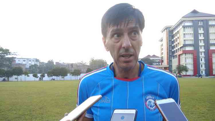 Pelatih Arema FC, Milan Petrovic. (Deny Rahmawan)