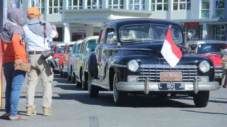 Mobil Dodge Limousine tahun 1946. Mobil berwarna hitam kendaraan kenegaraan Presiden RI pertama, Ir Sukarno saat di Balai Kota Among Tani, Minggu (9/9). (Aziz Ramadani/MVoice)