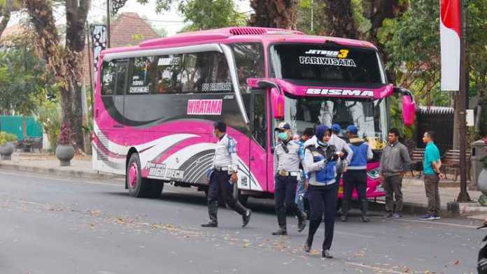 Bus pariwisata terjaring operasi Dishub Kota Malang di Jalan Ijen (Simpang Balapan), Rabu (19/9). (Aziz Ramadani/MVoice)