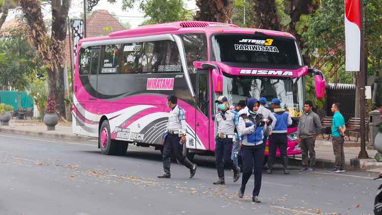 Bus pariwisata terjaring operasi Dishub Kota Malang di Jalan Ijen (Simpang Balapan), Rabu (19/9). (Aziz Ramadani/MVoice)