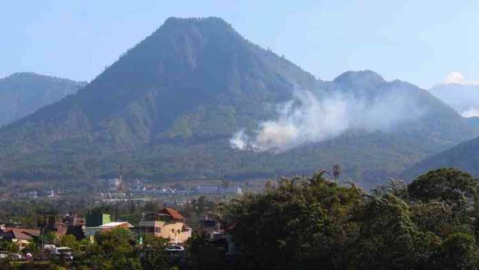 Tampak kepulan asap di lereng Gunung Panderman Kota Batu diduga terbakar, Minggu (9/9). (Aziz Ramadani/MVoice)