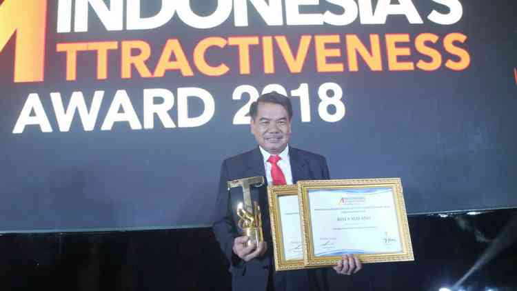 Plh Wali Kota Malang Wasto menerima penghargaan Ajang IAA 2018 di JW Marriott Hotel DKI Jakarta, Sabtu (15/9). ( Humas Pemkot Malang)
