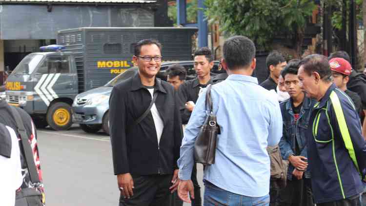 (Baju hitam) Ketua PSHT Cabang Kota Malang Robi Radiastanto Setya Darmawan di Mapolres Malang Kota, Minggu (23/9). (Aziz Ramadani/MVoice)