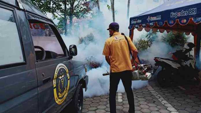 Pengasapan yang dilakukan tim RS Bhayangkara Polres Batu. (Anja a)