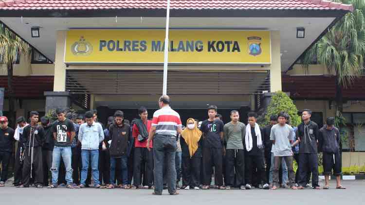 Sejumlah 43 PSHT dipulangkan dari Mapolres Malang Kota, Minggu (23/9). (Aziz Ramadani/MVoice)