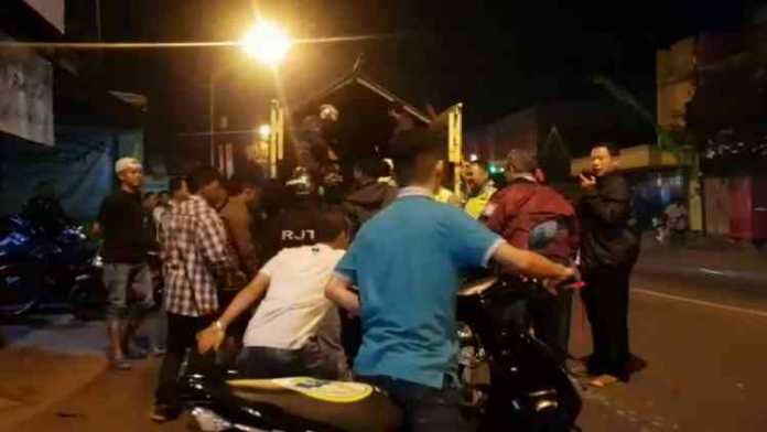 Polisi membawa sepeda motor sebagai barang bukti ke Mapolres Malang Kota. (deny rahmawan)