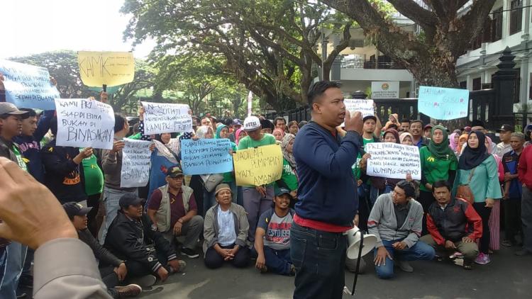 Dilarang Berjualan di Car Free Day, PKL Gelar Aksi Demo