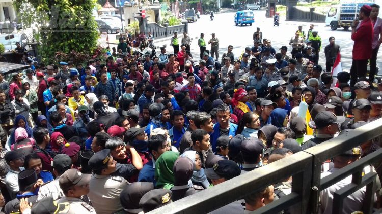 Ratusan Massa Unjuk Rasa di Depan Kantor DPRD Kota Malang