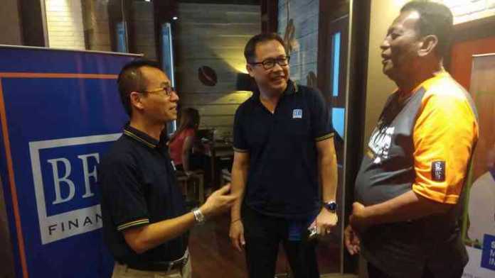Regional Manager BFI Finance Wilayah Jawa Timur 1, Tan Eng Han (tengah) sosialisasikan pelatihan usaha mikro. (Deny rahmawan)