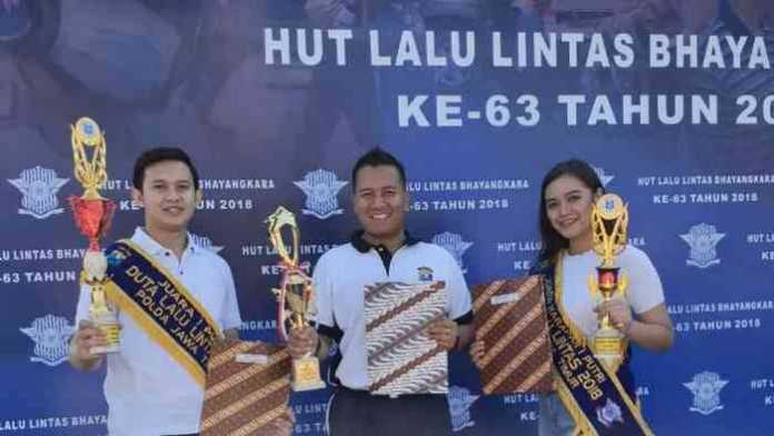 Kasat Lantas Polres Malang Kota AKP Ari Galang menerima piala di Polda Jatim. (istimewa)