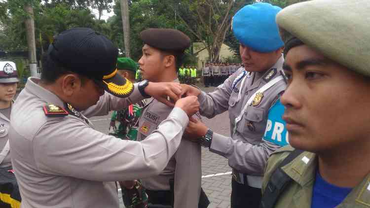 Persiapan pasukan dan penyematan tanda pita merah oleh Waka Polres Malang, Kompol Yhogi Hadisetiawan. (Toski D)