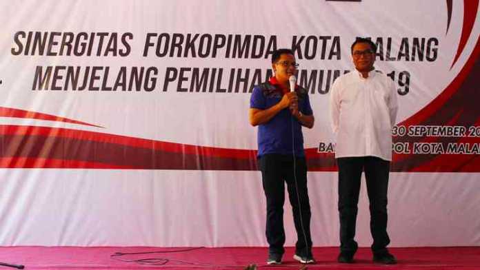 Wali Kota Malang Sutiaji didampingi wakilnya Sofyan Edi di Kantor Bankesbangpol Kota Malang, Minggu (30/9). (Aziz Ramadani/MVoice)