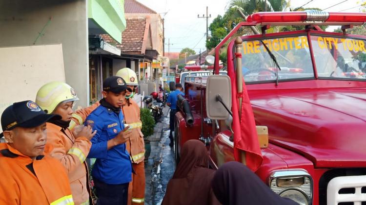 Tujuh Unit Damkar Jinakkan Api di Rumah Jalan Bajang Ratu