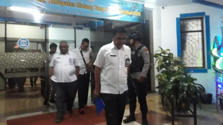 KPK Sita Ratusan Juta dari Kantor DPUBM Kabupaten Malang