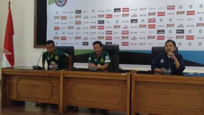Pelatih Persebaya Surabaya, Djadjang Nurdjaman saat sesi konferensi pers. (deny rahmawan)