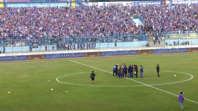 Aksi Romantis Sebelum Pertandingan Sengit Arema FC Lawan Persebaya Surabaya