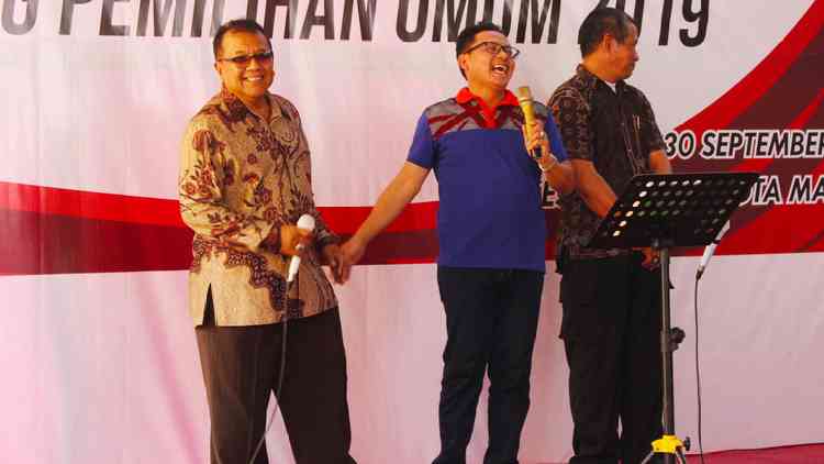 Mantan Kepala Bakesbangpol Kota Malang Indri Ardoyo bersama Wali Kota Malang Sutiaji. (Aziz Ramadani/MVoice)