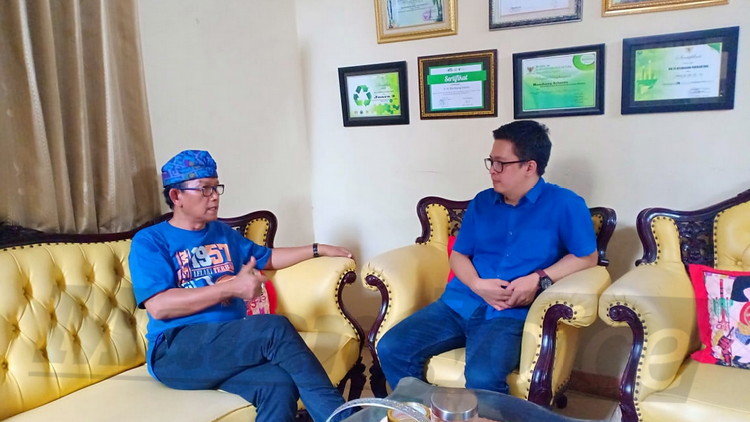 Bambang Irianto saat berdiksusi dengan Tokoh Muda Kota Malang, Muchammad Nasrul Hamzah